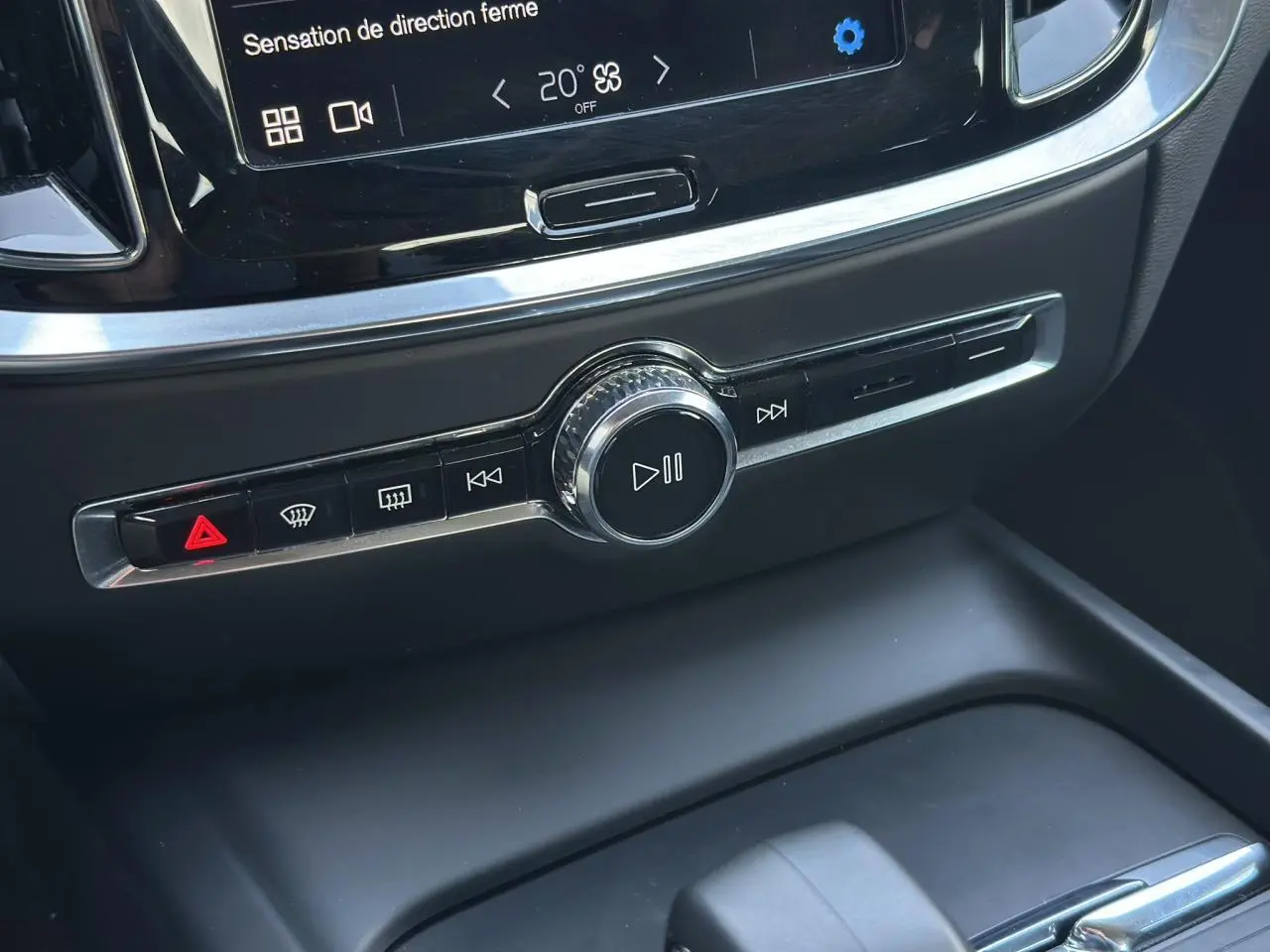 Détail du tableau de bord de la Volvo S60 B4 2024 montrant les commandes multimédia et climatisation tactile.