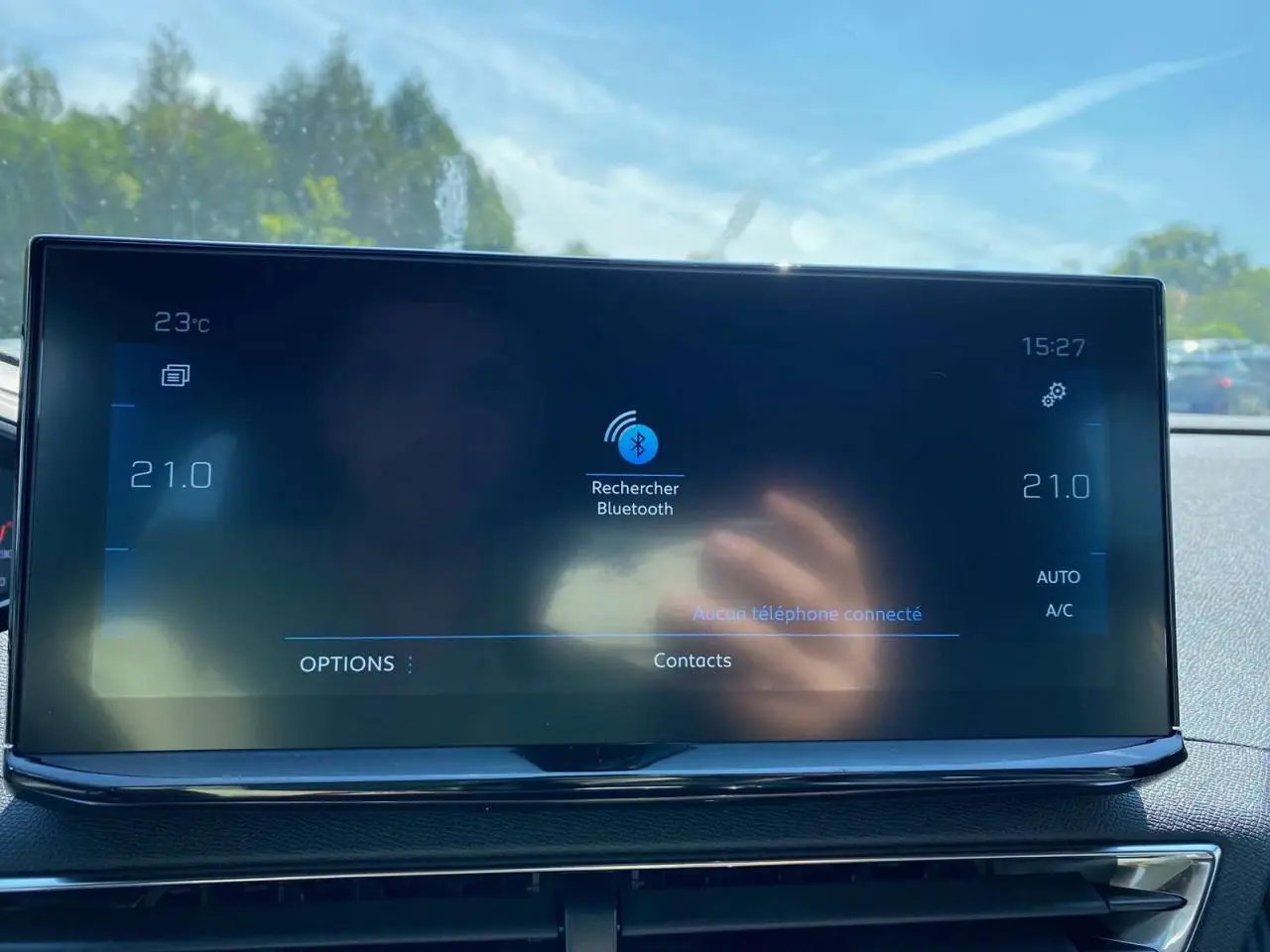 Écran tactile 10 pouces du Peugeot 3008 2023 affichant la recherche Bluetooth, avec tableau de bord carbone visible.