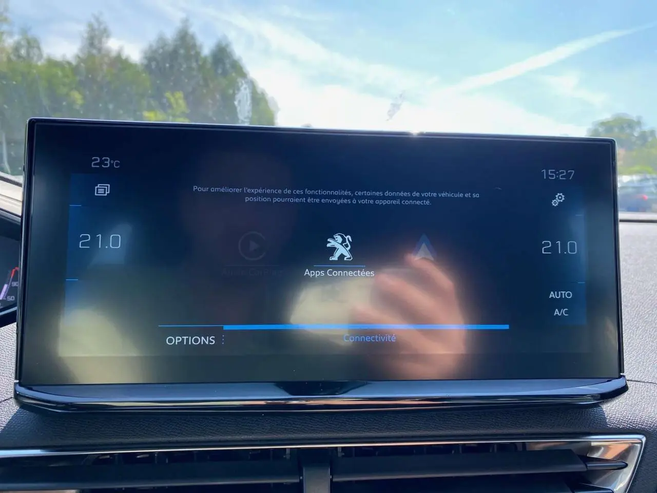 Écran tactile 10 pouces du Peugeot 3008 gris platinium affichant les options de connectivité et la climatisation automatique.