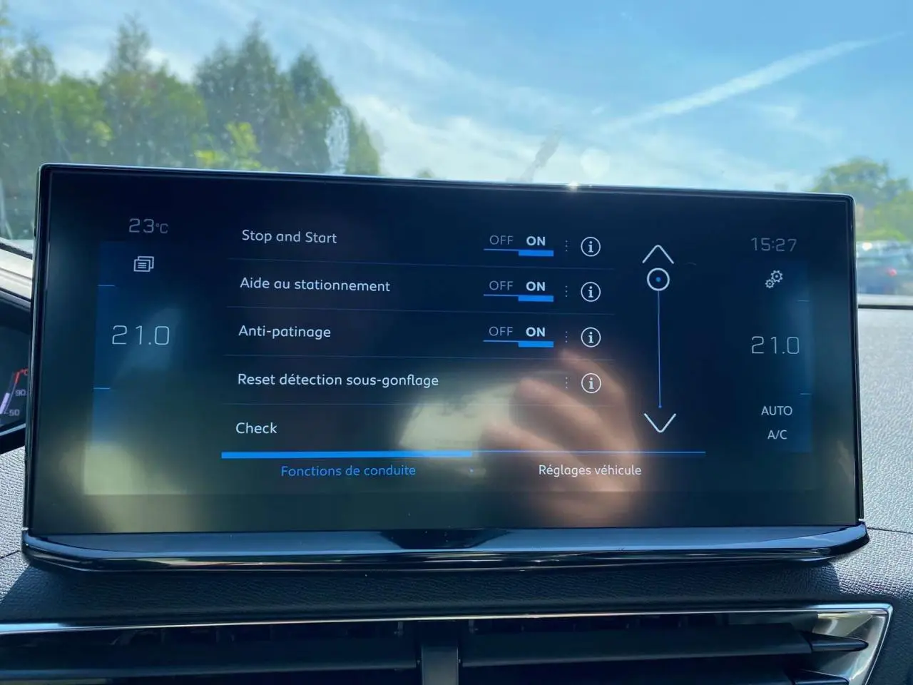 Écran tactile 10 pouces du Peugeot 3008 gris platinium affichant les réglages d'aide à la conduite et climatisation.