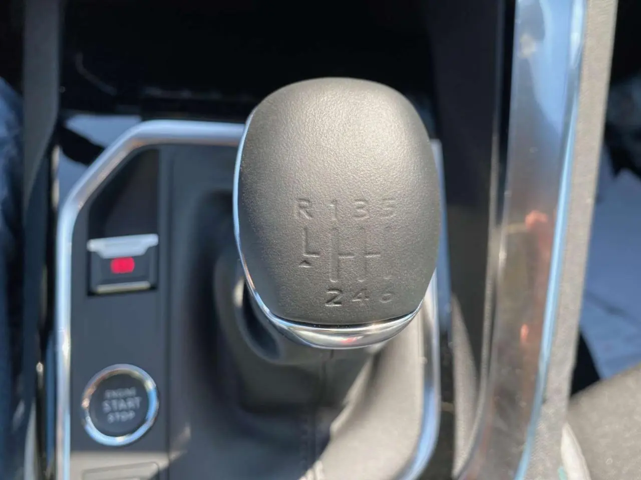 Le levier de vitesses manuel noir du Peugeot 3008 2023, vue rapprochée de la console centrale.