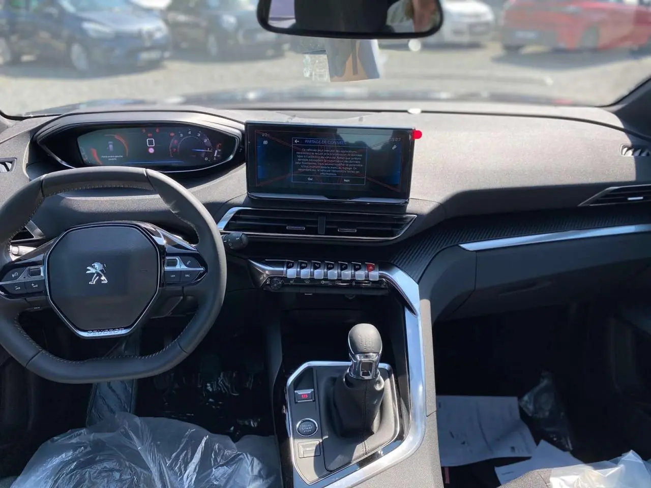 Intérieur Peugeot 3008 2023 vu de face, tableau de bord moderne avec écran tactile 10" et volant compact multifonctions.