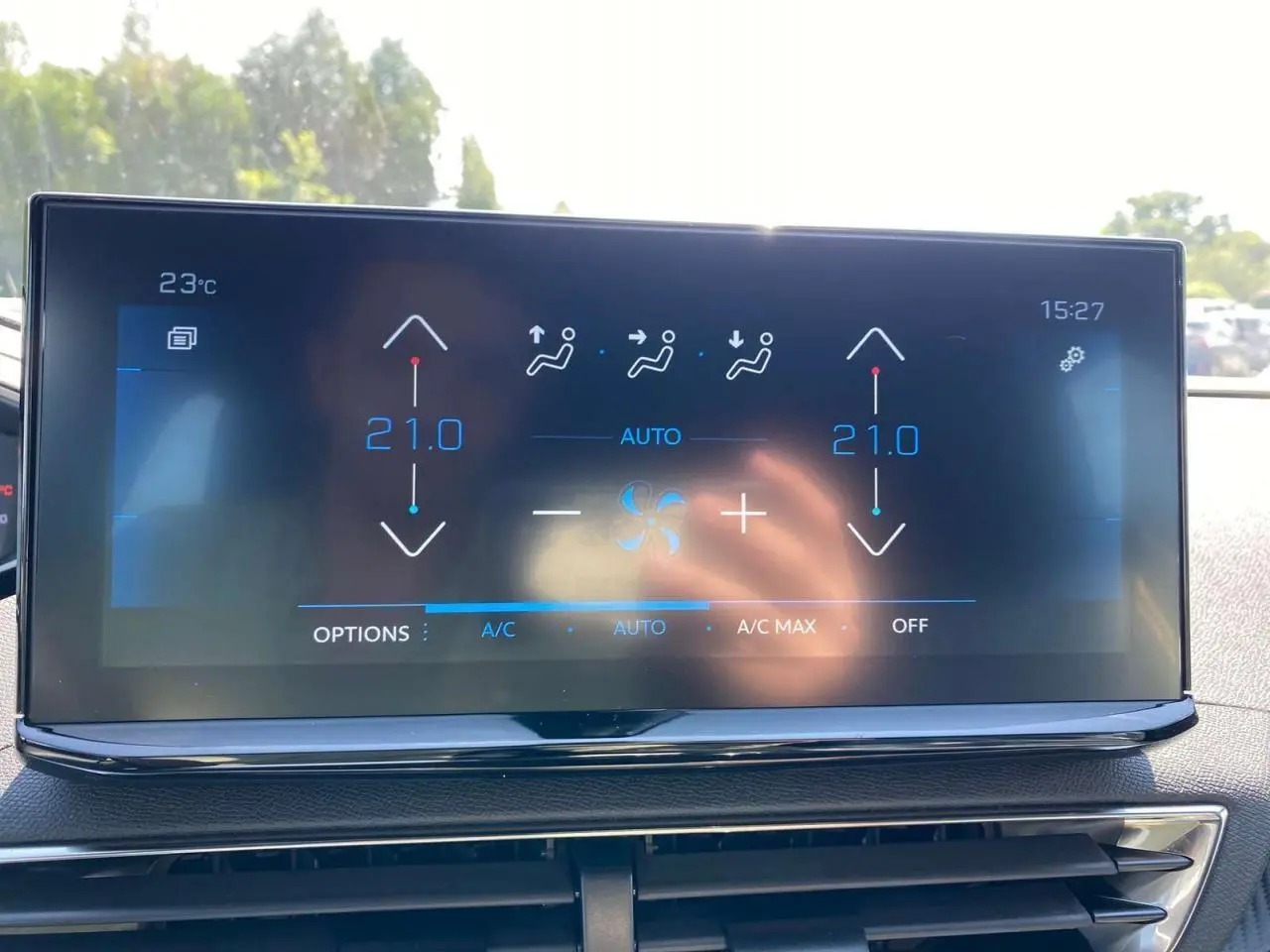 Écran tactile 10 pouces du Peugeot 3008 2023 affichant la climatisation automatique bi-zone à 21°C