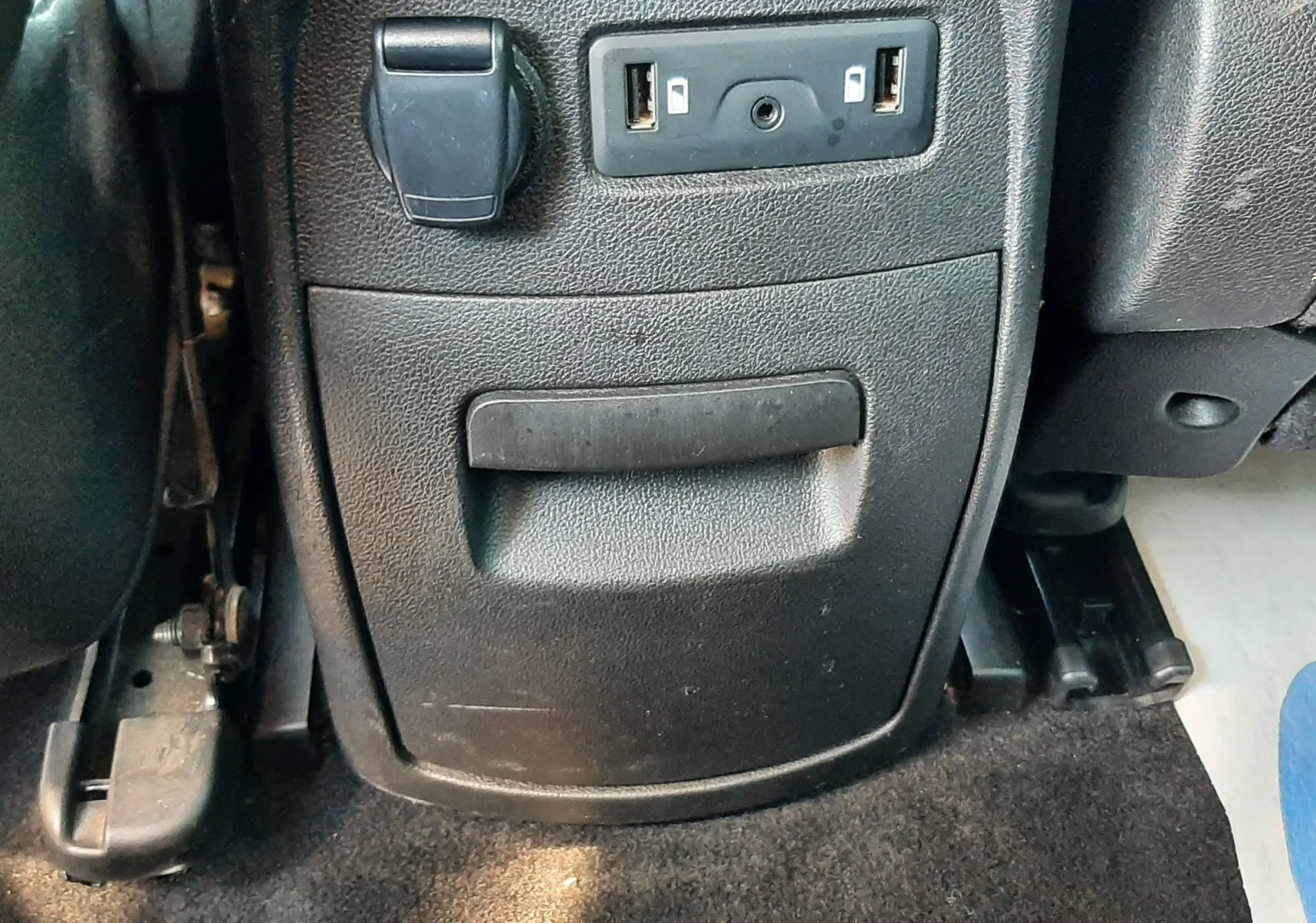 Prise USB et prise 12V en bas de la console centrale arrière du Renault Scenic IV blanc nacré avec toit noir.