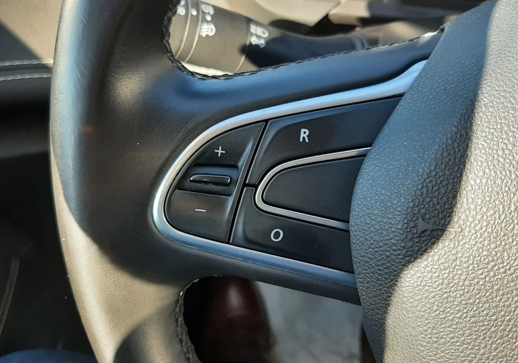 Gros plan sur les commandes du volant en cuir noir du Renault Scénic IV 2018, finition Intens Bose.