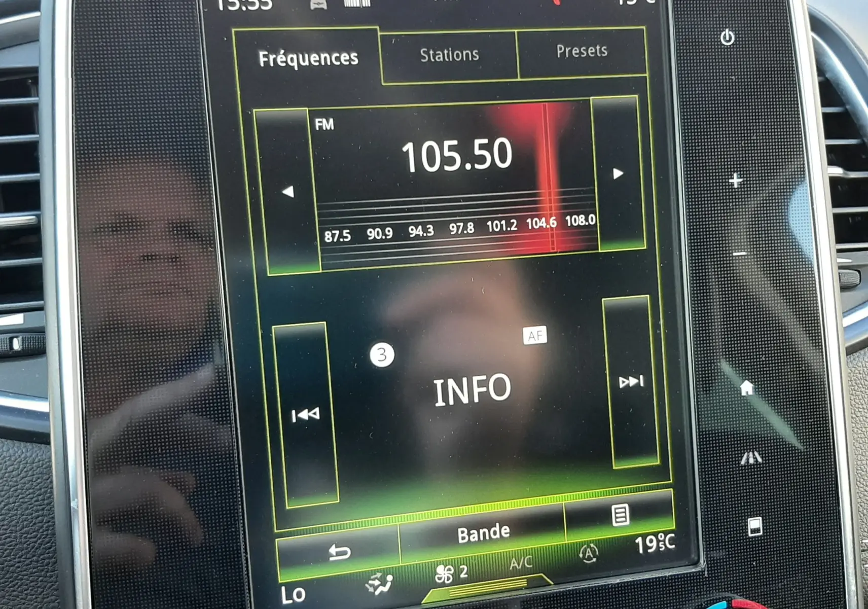 Écran tactile central du système multimédia Renault Scenic IV affichant la radio FM sur 105.50 MHz avec commandes climatisation visibles.
