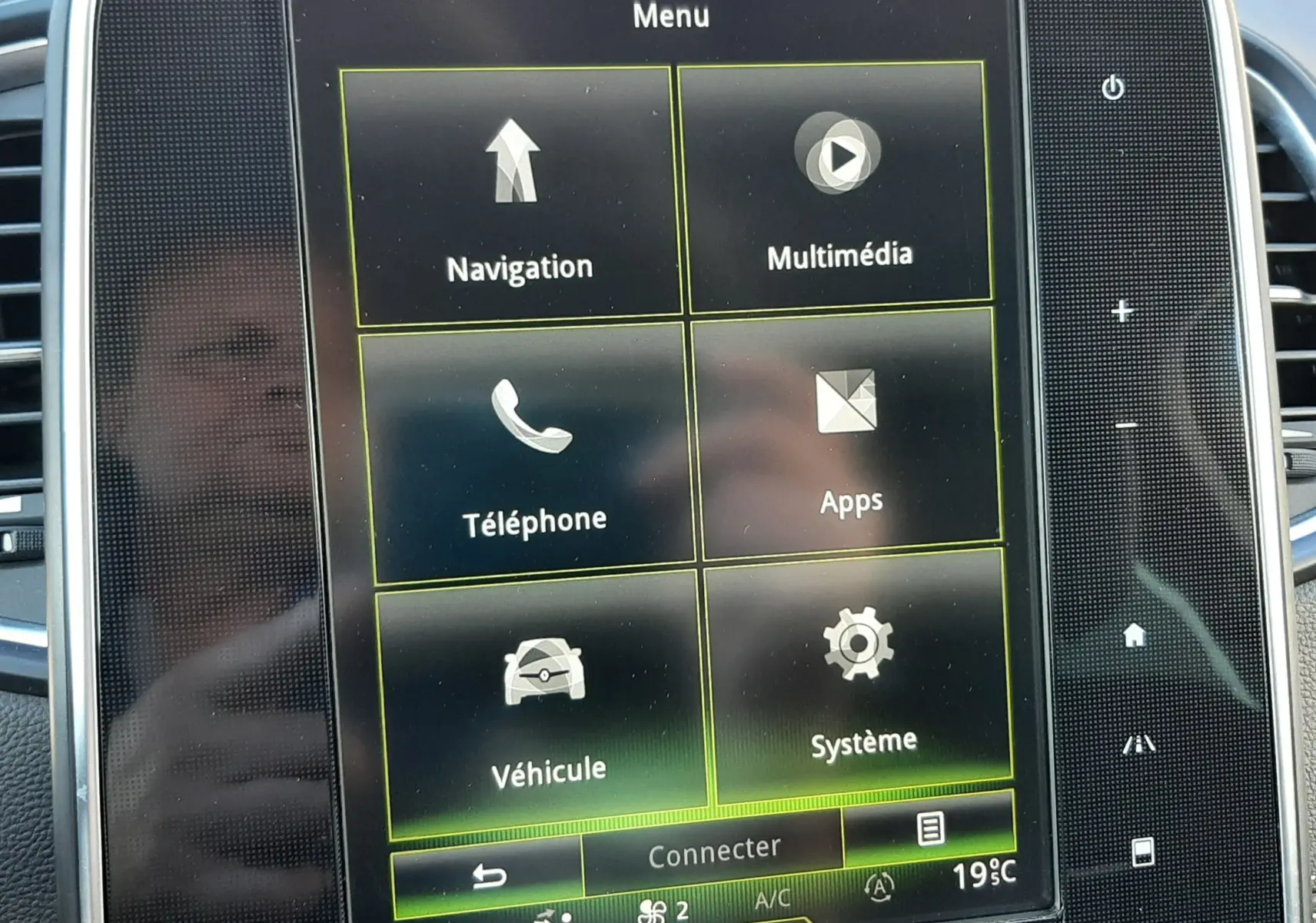 Écran tactile central du tableau de bord du Renault Scenic IV, affichant le menu principal avec options de navigation et multimédia.