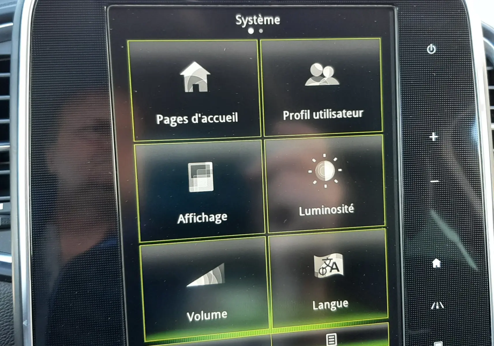 Écran tactile central du Renault Scénic IV affichant le menu système avec options de réglages et climatisation.