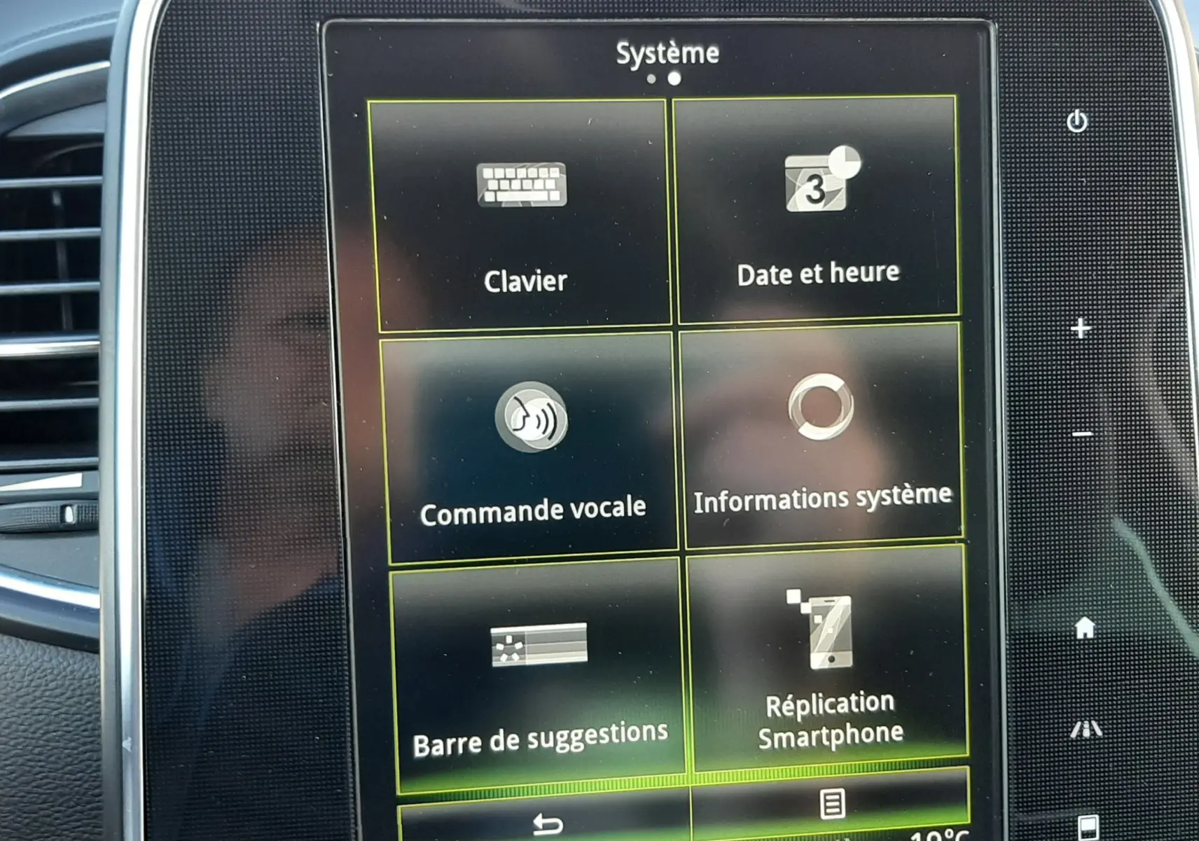 Écran tactile central du système multimédia du Renault Scénic IV blanc nacré, affichant les réglages du système.