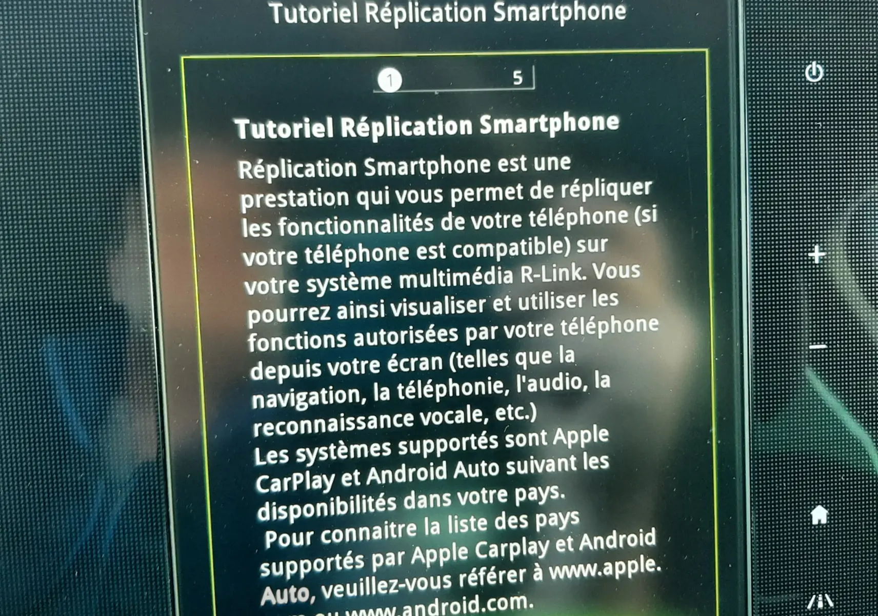 Écran tactile du système multimédia R-Link affichant un tutoriel de réplication smartphone dans un Renault Scenic IV blanc nacré.