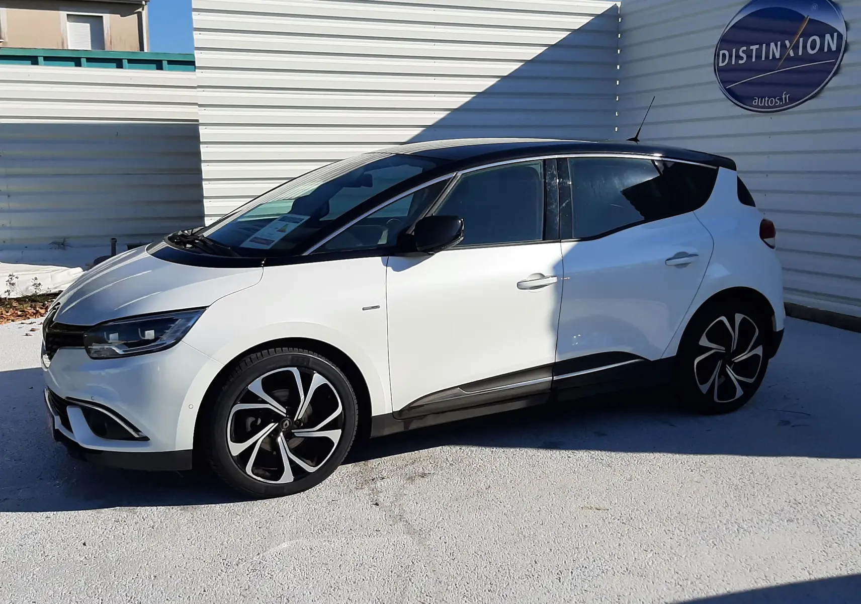 Renault Scénic IV blanc nacré avec toit noir, vue de profil côté gauche, jantes noires à motifs distinctifs.