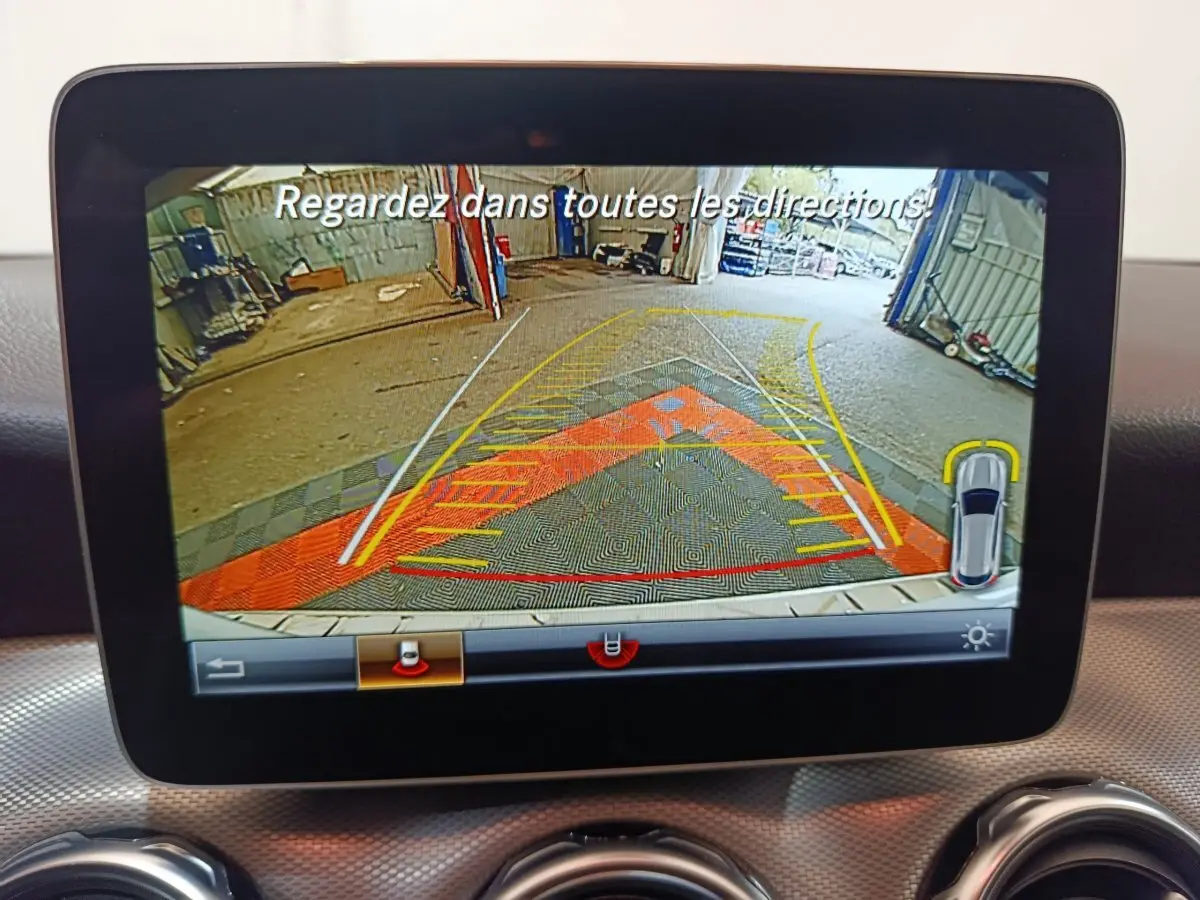 Écran central du Mercedes GLA 200 d 2018 affichant la caméra de recul avec guidage et vue arrière en garage.