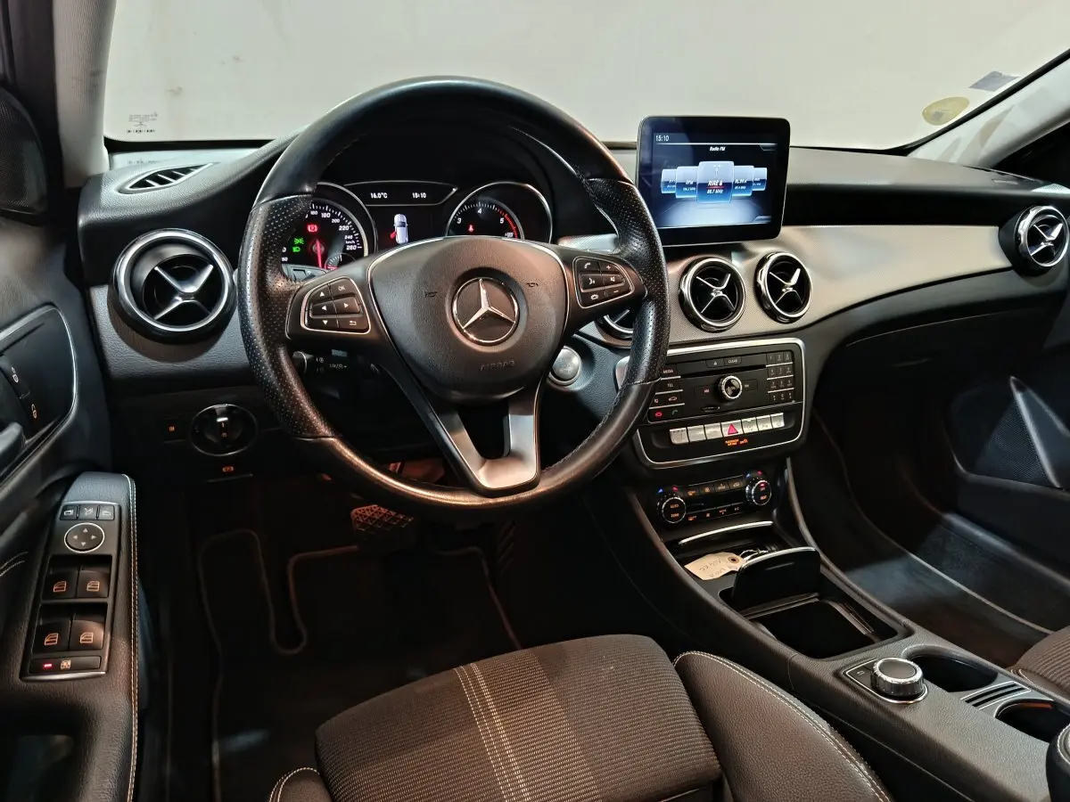 Vue intérieure avant du tableau de bord et volant cuir noir de la Mercedes GLA 200 d Business Executive 2018.