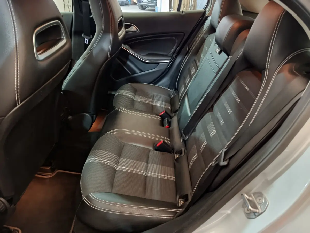 Vue intérieure côté droit des sièges arrière en tissu noir avec surpiqûres blanches d'une Mercedes GLA 200 d gris clair 2018.