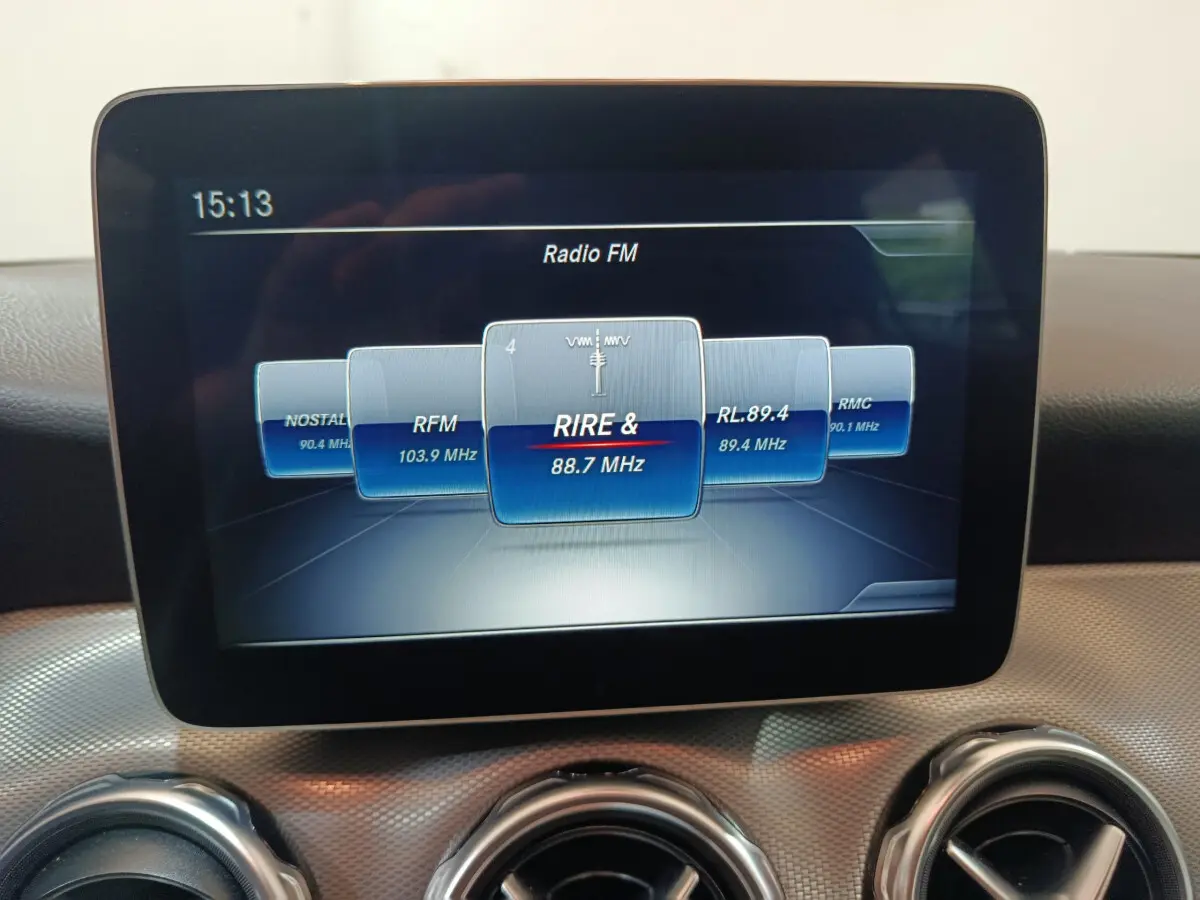 Écran central tactile affichant les radios FM dans l'habitacle d'une Mercedes GLA 200 d gris clair de 2018.