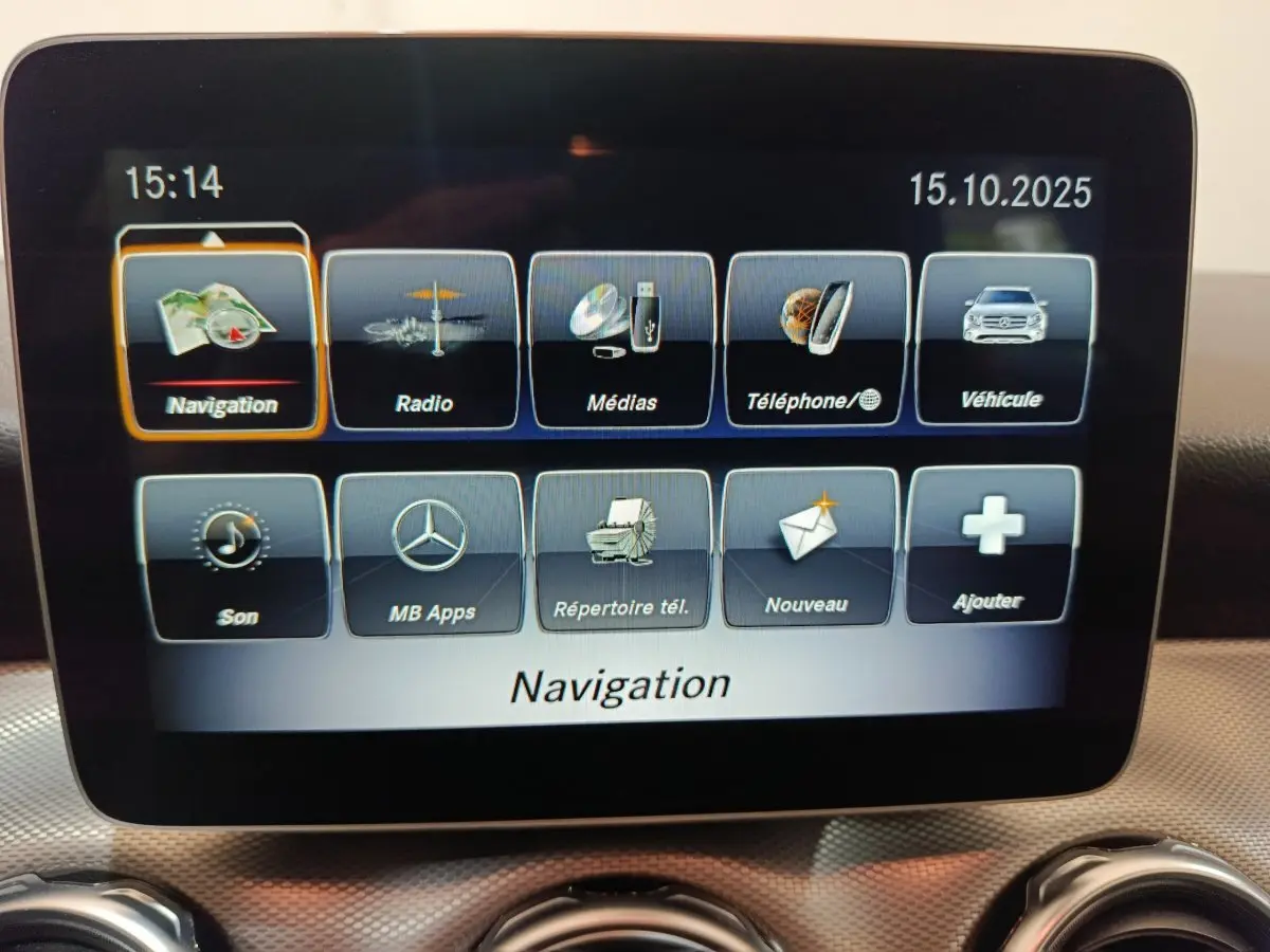 Écran central de la Mercedes GLA 200 d Business Executive 2018 affichant le menu navigation et médias, intérieur noir.