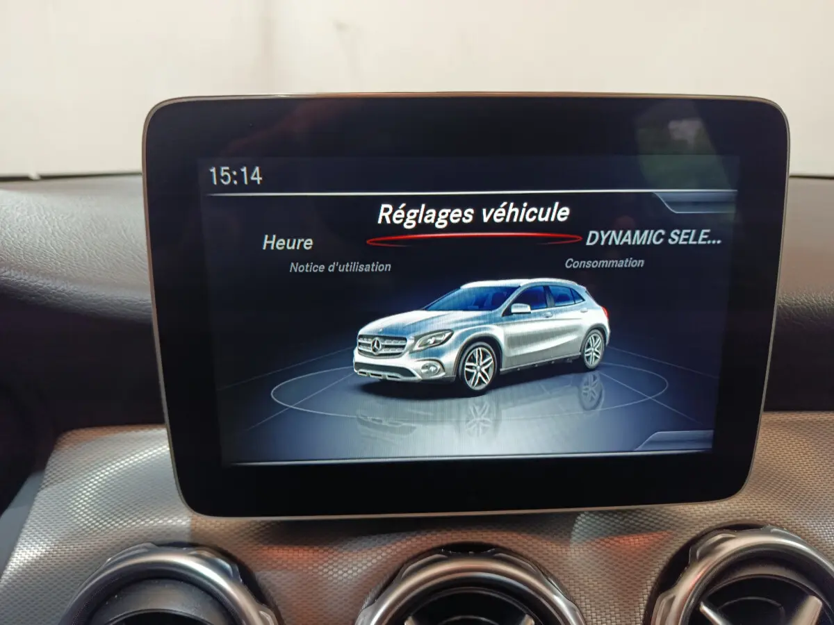 Écran central montrant une illustration 3D d'un Mercedes GLA gris clair en profil droit dans les réglages véhicule.