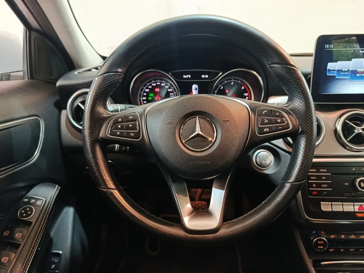 Vue frontale du volant cuir noir et tableau de bord digital d'une Mercedes GLA 200 d Business Executive 2018.