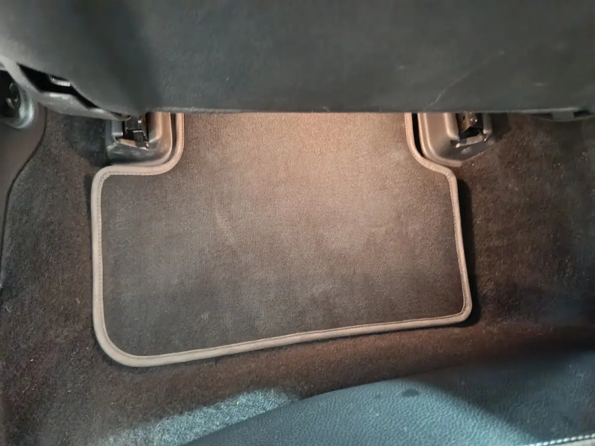 Tapis de sol noir côté conducteur du Mercedes GLA 200 d Business Executive gris clair, vue rapprochée intérieure.