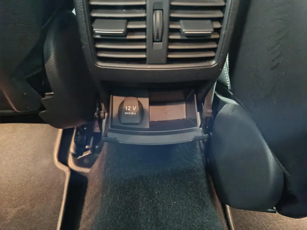 Prise 12V et rangement sous les aérateurs arrière du Mercedes GLA 200 d Business Executive gris clair de 2018.