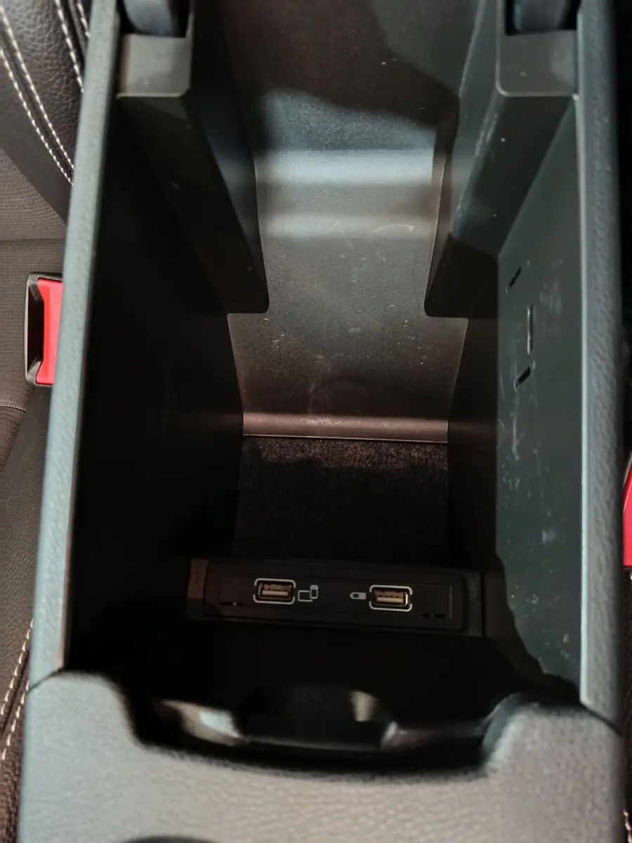 Vue plongeante sur la console centrale noire du Mercedes GLA 200 d avec deux ports USB visibles à l'intérieur.