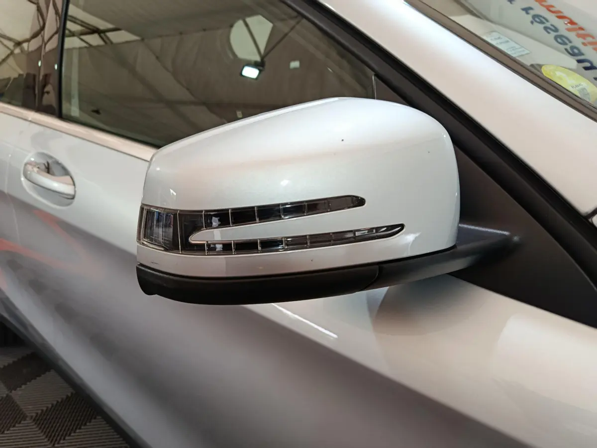 Rétroviseur droit gris clair avec clignotant intégré sur Mercedes GLA 200 d Business Executive 2018.