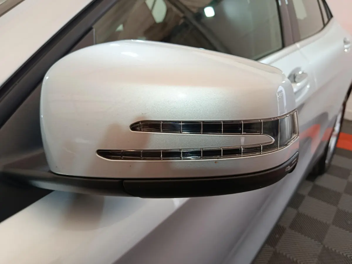 Rétroviseur droit gris clair avec clignotant intégré sur Mercedes GLA 200 d Business Executive 2018.