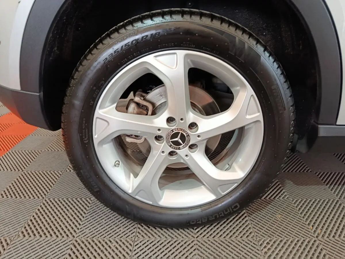 Gros plan sur la jante argentée et le pneu Continental d'un Mercedes GLA 200 d gris clair, côté arrière droit.