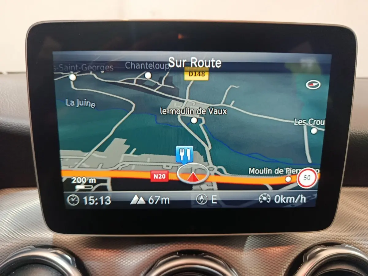 Écran central du système de navigation 3D du Mercedes GLA 200 d Business Executive gris clair, vue intérieure rapprochée.