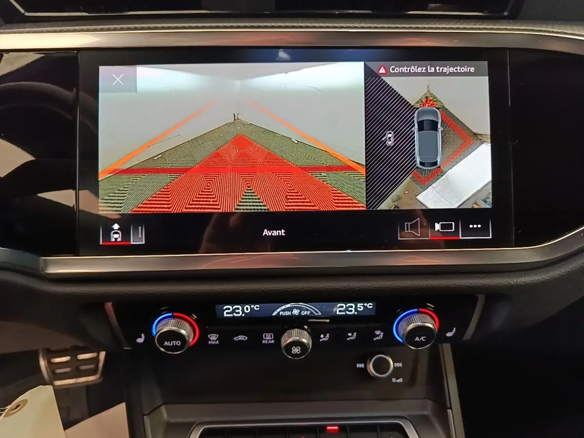 Vue rapprochée de l’écran tactile et de la console de climatisation de l’Audi Q3 Sportback gris clair 2024.