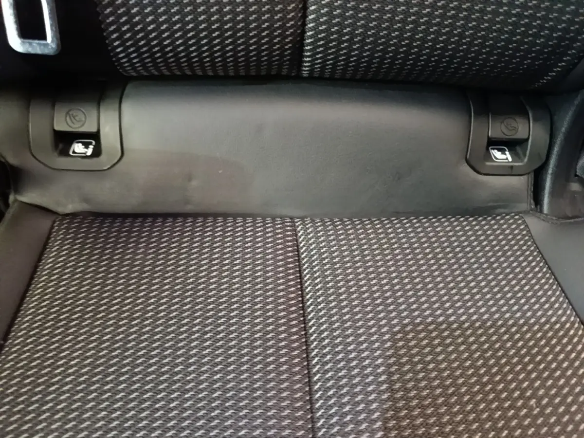 Détail de la banquette arrière tissu gris foncé avec fixation Isofix sur l’Audi Q3 Sportback 2024.