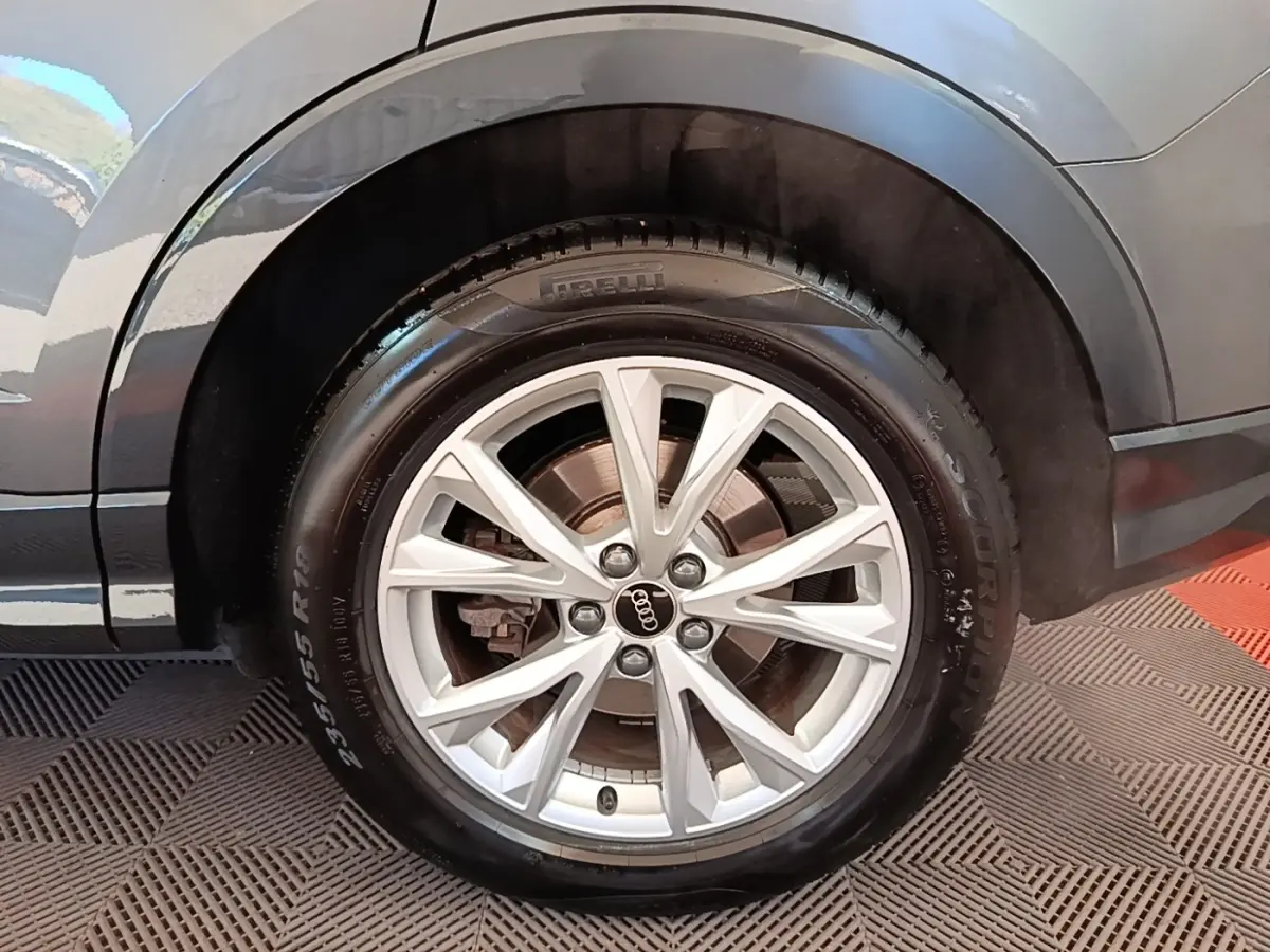 Gros plan sur la roue arrière droite gris clair d’un Audi Q3 Sportback 2024 avec jante alliage et pneu Pirelli.