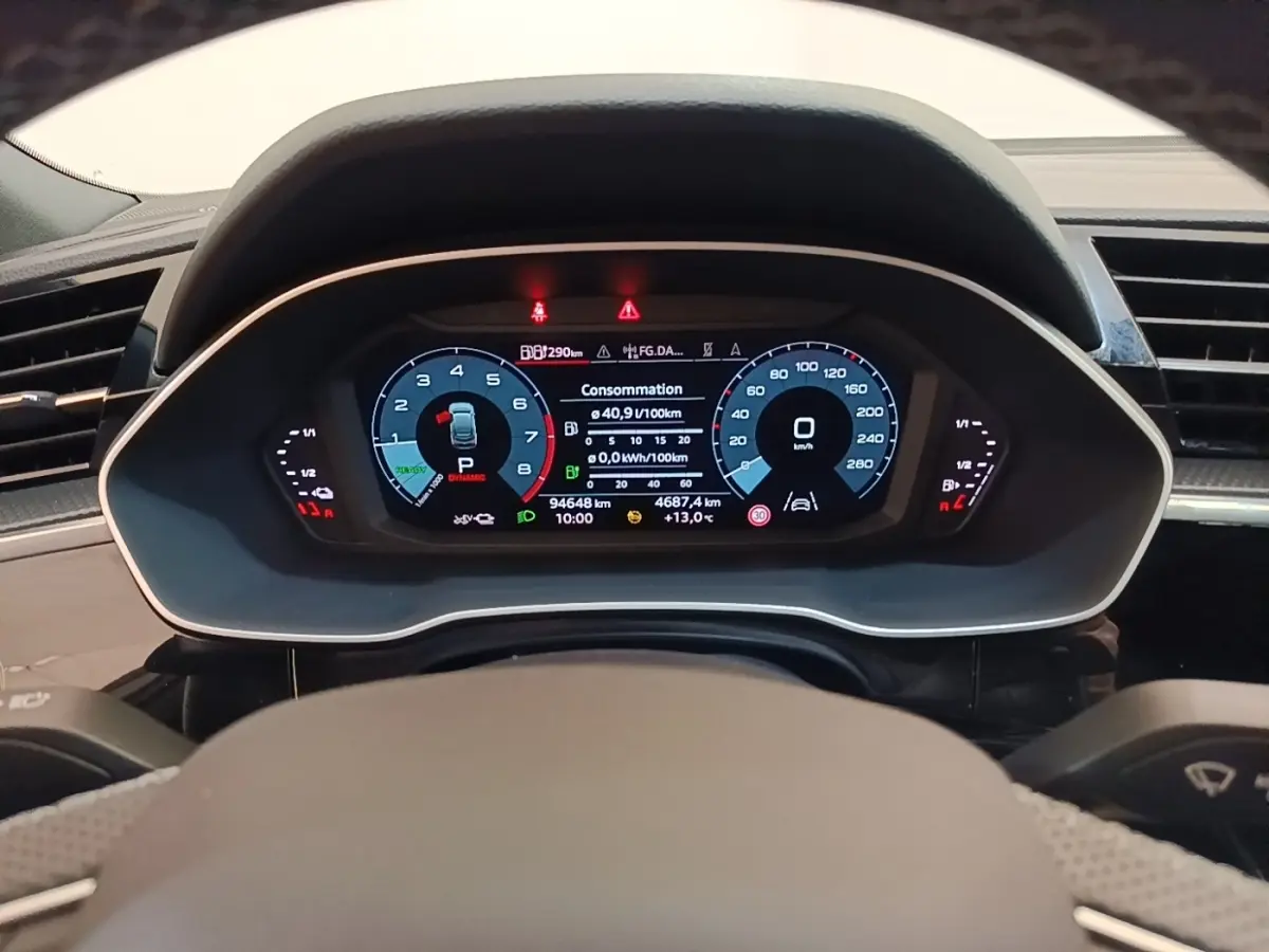 Vue rapprochée du combiné d’instruments numérique de l’Audi Q3 Sportback 45 TFSI e 2024 affichant la consommation et la vitesse.