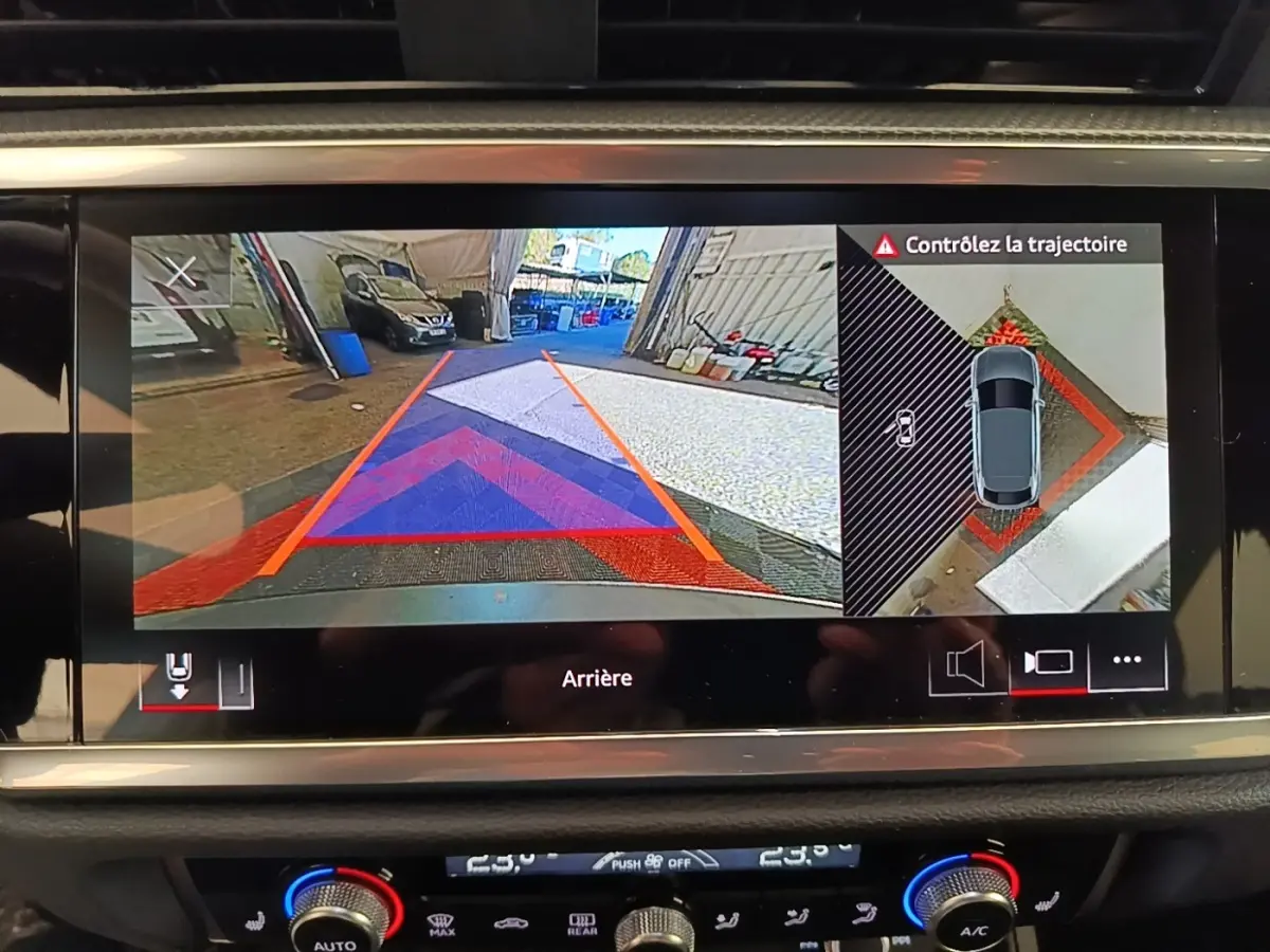 Écran de caméra de recul et vue 360° du Audi Q3 Sportback gris clair, affichage d’aide au stationnement arrière.