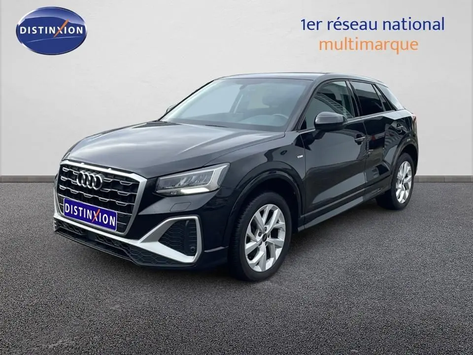 Audi Q2 noir mito metal en vue 3/4 avant droit, avec calandre chromée et jantes alliage argentées.