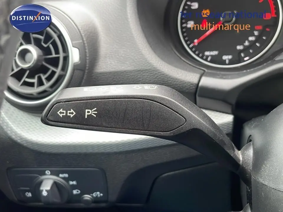 Le levier de clignotant et feux de stationnement dans l'habitacle noir de l'Audi Q2 35 TFSI S-Line 2023.