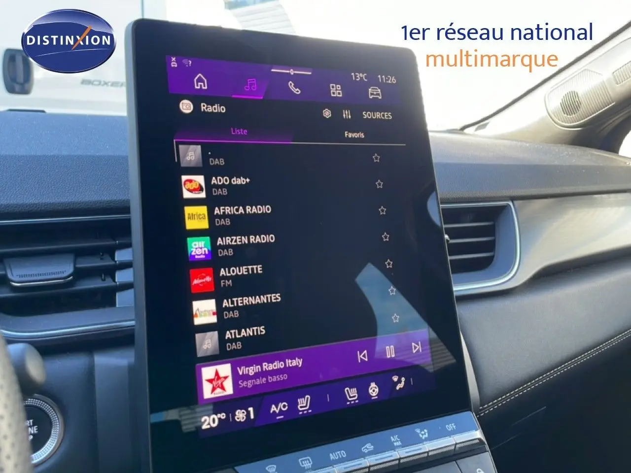 Écran tactile central affichant les stations radio dans l’habitacle d’une Renault Symbioz 2025 bleu iron metal.