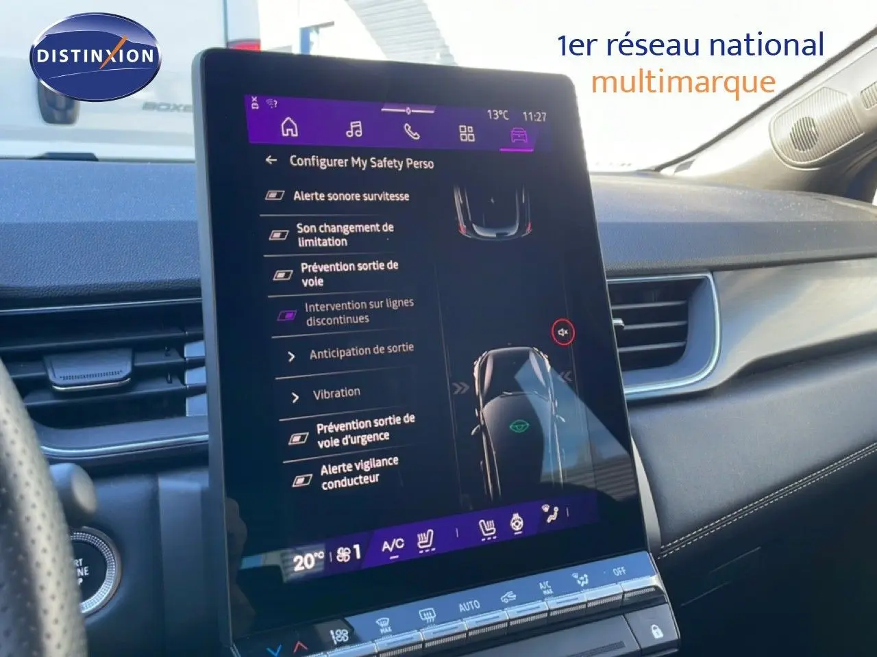 Vue intérieure du tableau de bord du Renault Symbioz 2025, écran tactile affichant les options de sécurité.