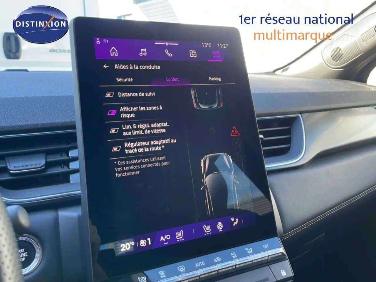 Vue intérieure rapprochée de l’écran tactile central du Renault Symbioz bleu iron metal, affichant les aides à la conduite.