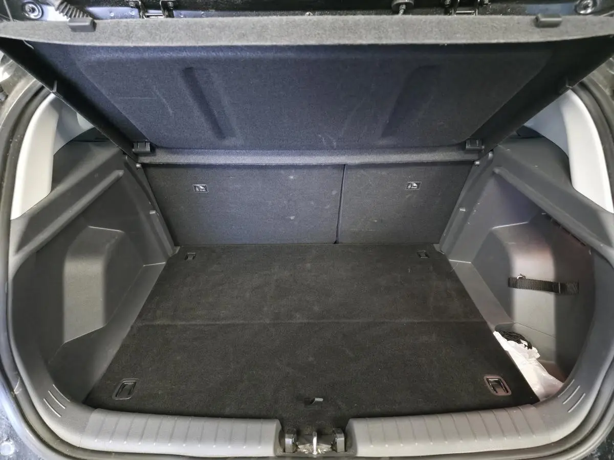 Coffre ouvert du Hyundai Bayon noir 2025, vue de l’arrière montrant un espace de chargement propre et modulable.