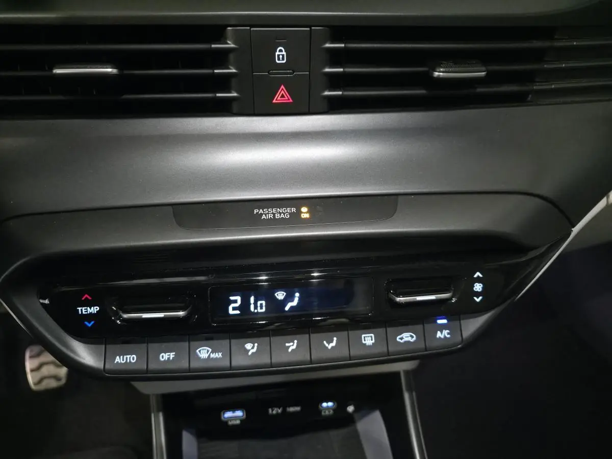 Détail de la console centrale noire du Hyundai Bayon 2025, affichant la climatisation automatique à 21°C.