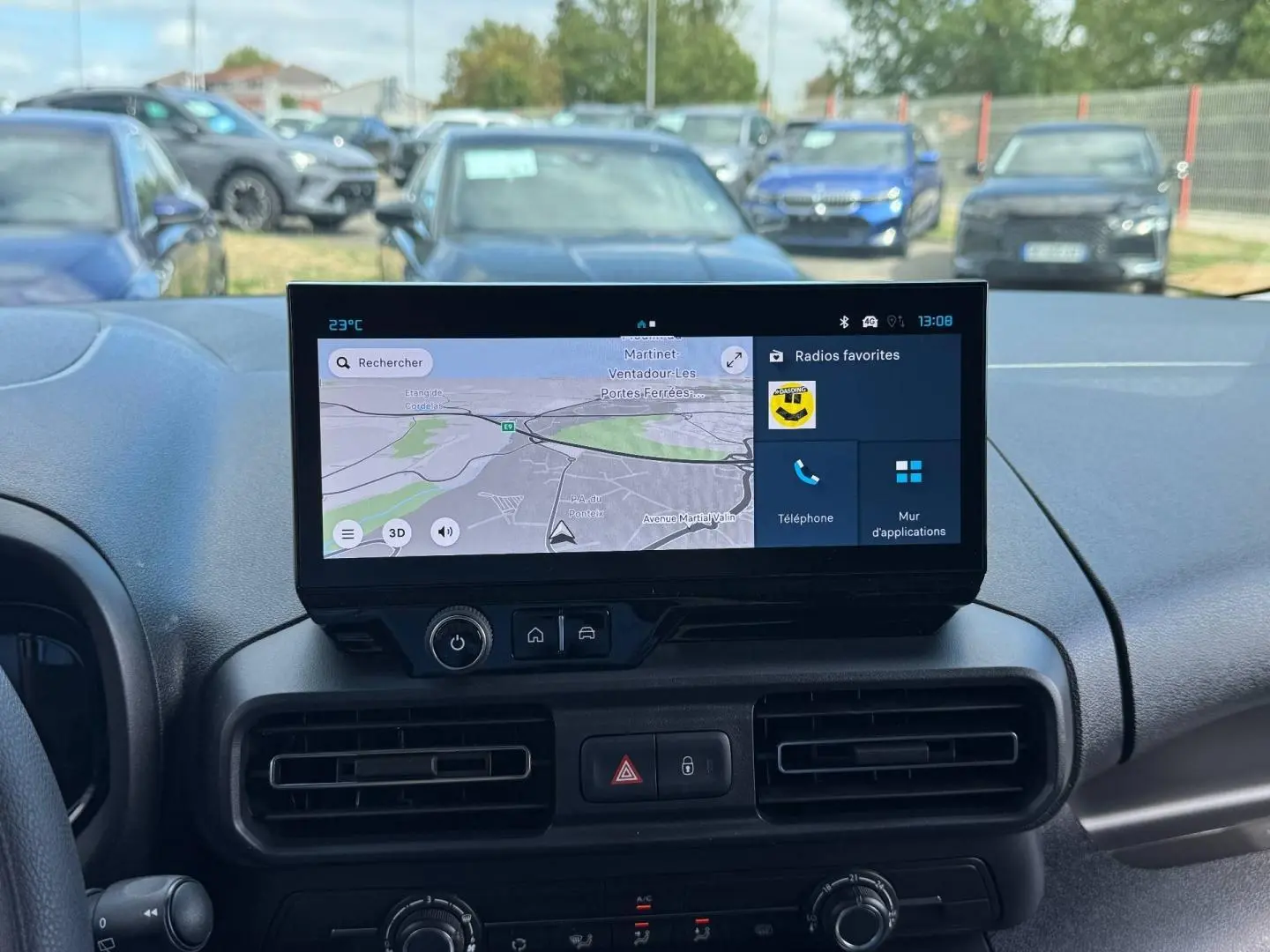 Vue intérieure du tableau de bord du Citroën Berlingo Fourgon XL Diesel 130ch, écran tactile avec navigation affichée.