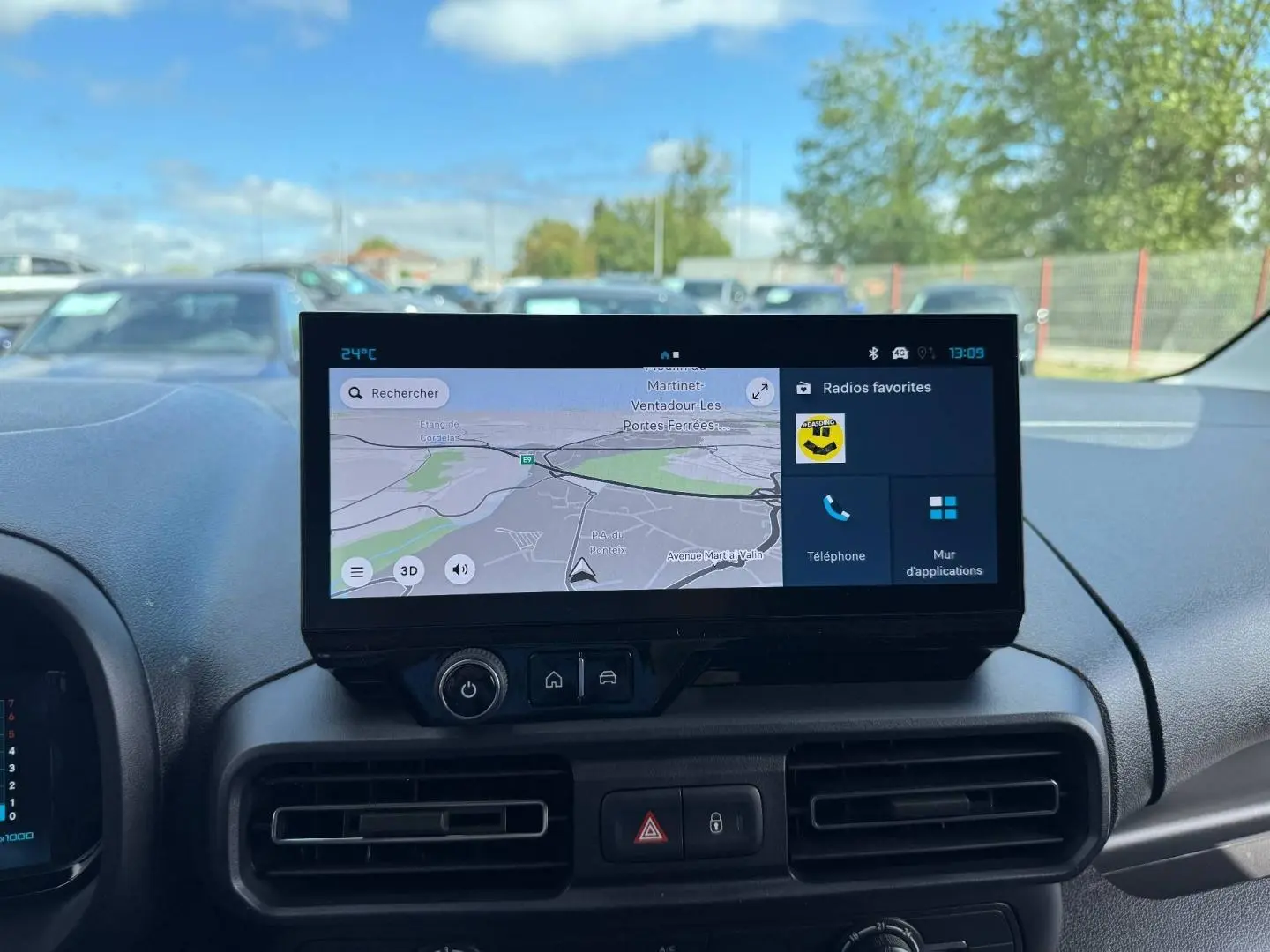 Vue intérieure du tableau de bord du Citroën Berlingo Fourgon XL 2026, écran tactile affichant la navigation.