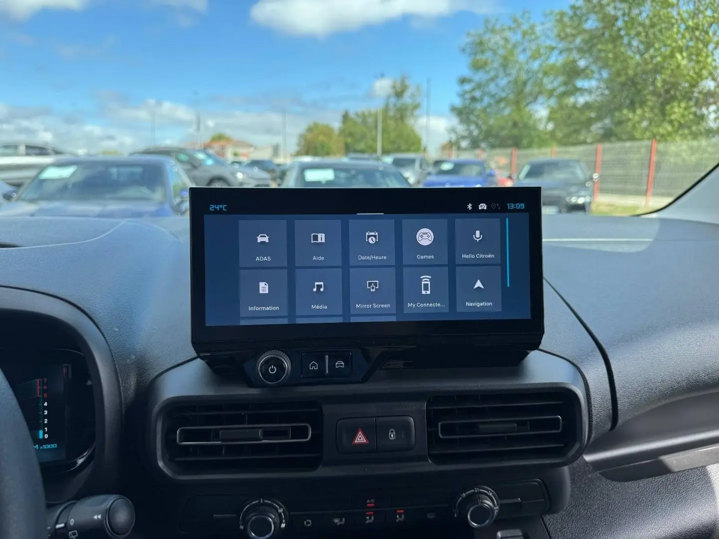 Vue intérieure du tableau de bord du Citroën Berlingo Fourgon XL 2026 avec écran tactile central et commandes intégrées.