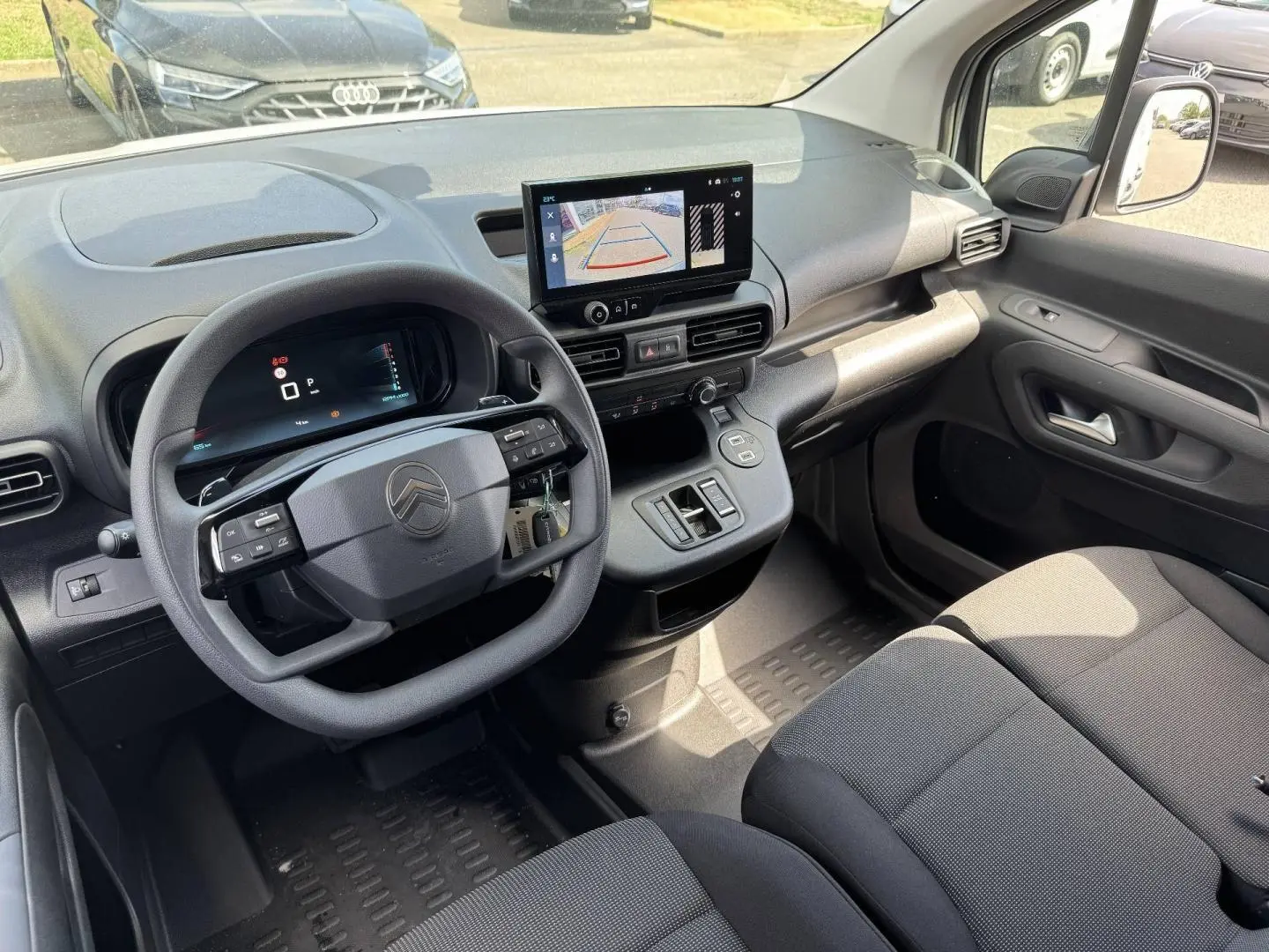 Vue intérieure côté conducteur du Citroën Berlingo Fourgon XL Diesel 130ch avec tableau de bord moderne et écran tactile central.
