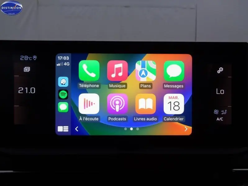 Écran tactile central du Peugeot 3008 gris Artense 2023 affichant interface Apple CarPlay colorée