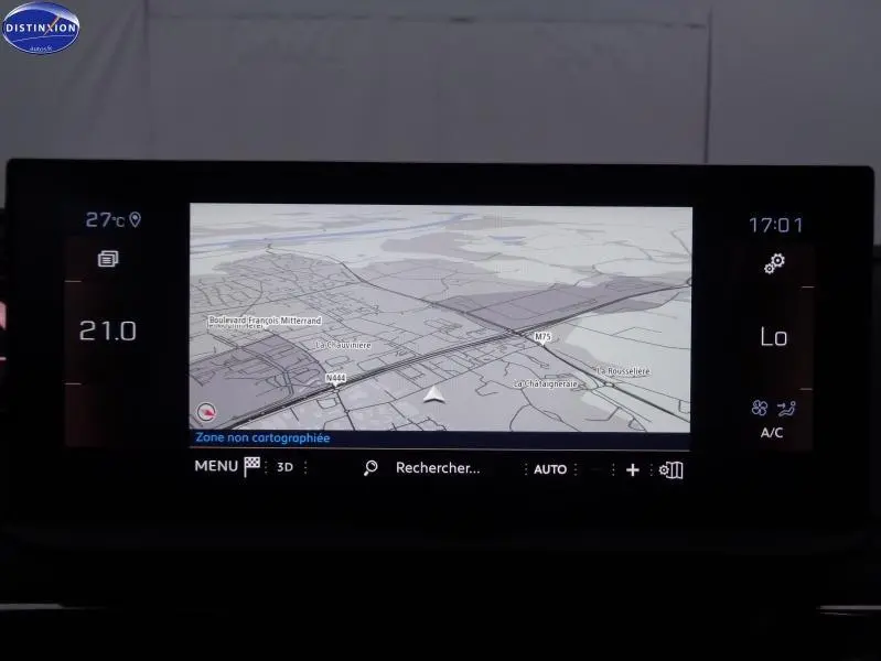 Écran tactile du système de navigation Peugeot i-Cockpit affichant une carte en 3D avec température et heure visibles