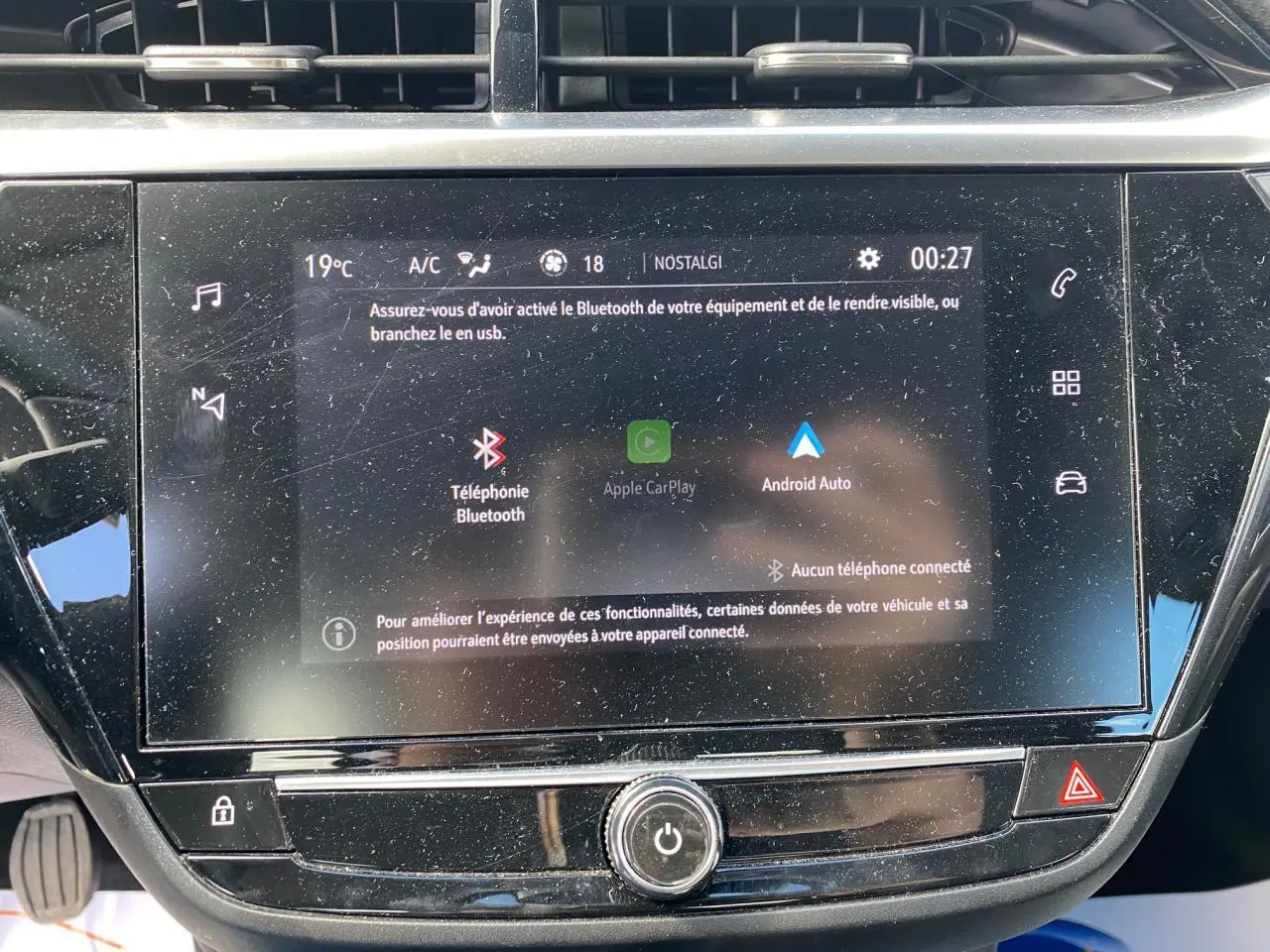 Écran tactile central de l’Opel Corsa bleu nautique 2021 affichant les options Apple CarPlay et Android Auto