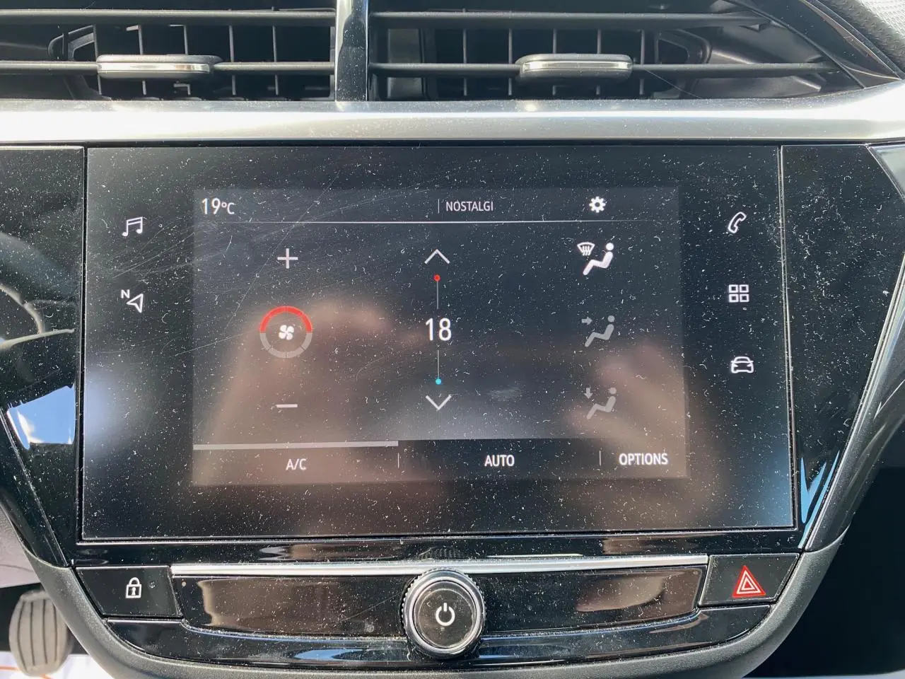 Écran tactile central de l’Opel Corsa 2021 affichant la climatisation automatique à 18°C.