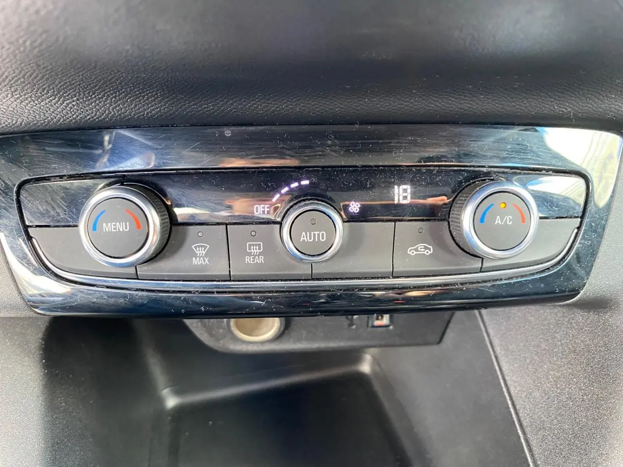 Panneau de commande de la climatisation automatique de l'Opel Corsa bleu nautique, affichant 18 degrés.